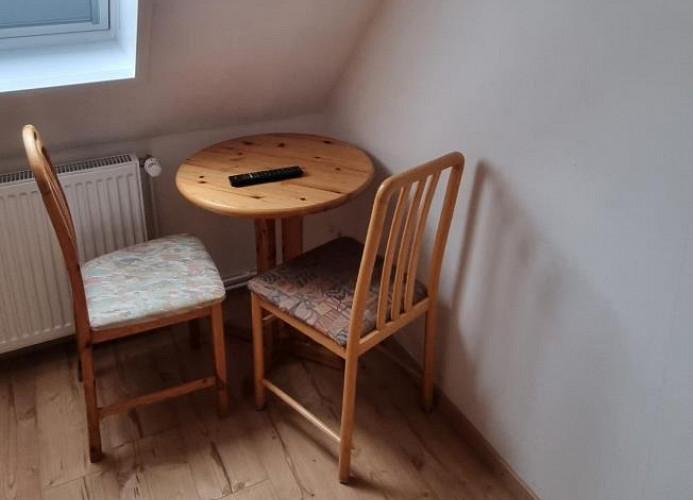 TV / Tisch und Stühle im Kinderzimmer